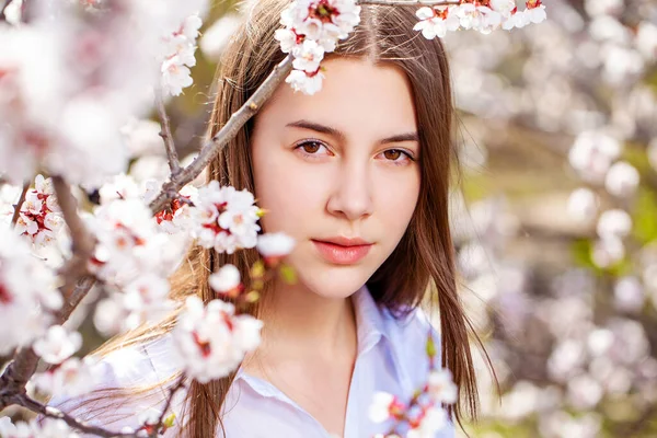 Güzel Genç Kız Çiçek Açan Kiraz Ağacının Yanında Beyaz Çiçeklerle — Stok fotoğraf