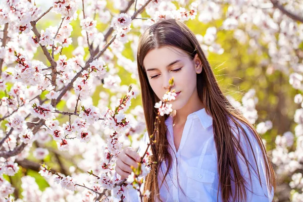 Söt Tonåring Poserar Trädgården Nära Blommande Körsbärsträd Med Vita Blommor — Stockfoto