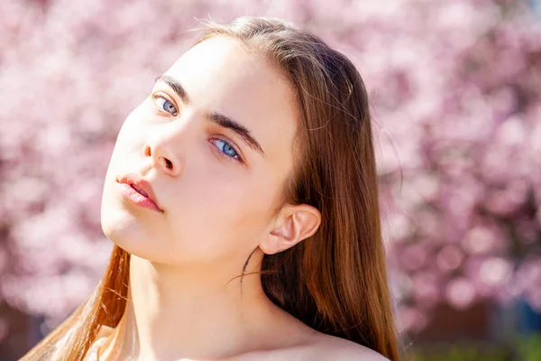 Belleza Adolescente Posando Cerca Cerezo Flor Con Flores Color Rosa — Foto de Stock