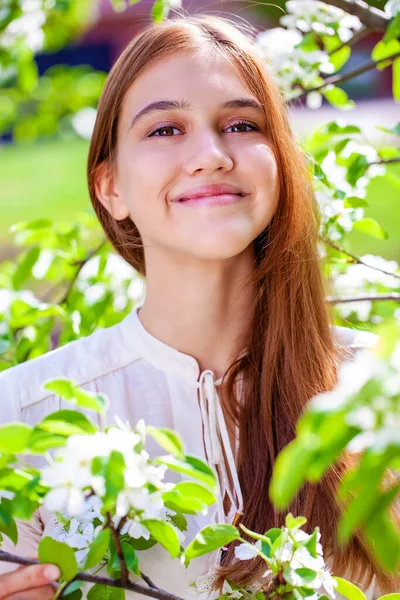 Retrato Uma Jovem Ruiva Posando Contra Pano Fundo Uma Macieira — Fotografia de Stock