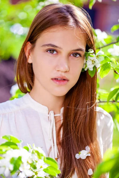 Portrét Mladé Zrzavé Ženy Pózující Pozadí Kvetoucího Jabloně — Stock fotografie