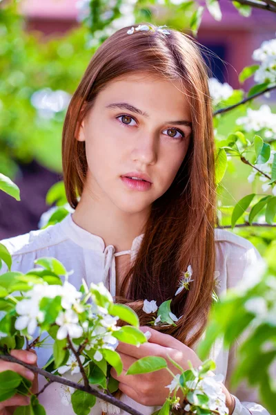 Retrato Uma Jovem Ruiva Posando Contra Pano Fundo Uma Macieira — Fotografia de Stock