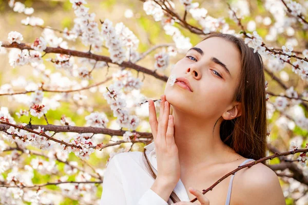 Linda Chica Adolescente Están Posando Jardín Cerca Cerezo Flor Con — Foto de Stock