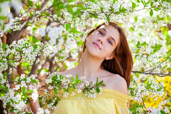 Portrait Une Jeune Femme Rousse Posant Sur Fond Pommier Fleurs — Photo