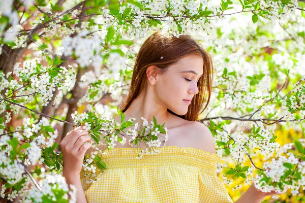 Portrait Young Red Haired Woman Posing Backdrop Blossoming Apple Tree — Stock Photo, Image