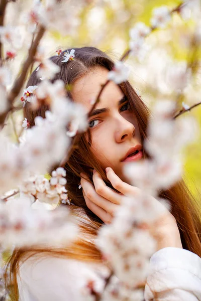 Güzel Genç Kız Çiçek Açan Kiraz Ağacının Yanında Beyaz Çiçeklerle — Stok fotoğraf