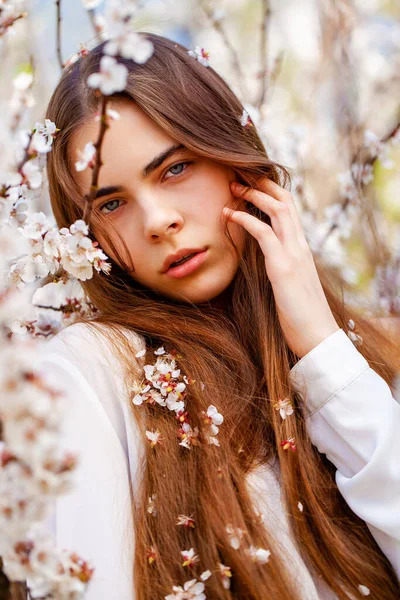 Linda Chica Adolescente Están Posando Jardín Cerca Cerezo Flor Con — Foto de Stock