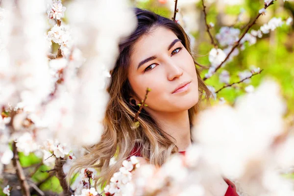 Retrato Cerca Una Joven Rubia Posando Parque Primavera —  Fotos de Stock