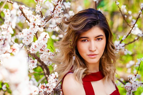 Retrato Cerca Una Joven Rubia Posando Parque Primavera —  Fotos de Stock