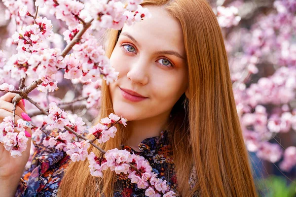 Portrait Une Jeune Femme Rousse Posant Sur Fond Pommier Fleurs — Photo