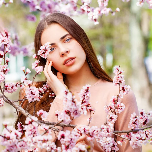 Beleza Menina Adolescente Posando Perto Flor Cerejeira Com Flores Cor — Fotografia de Stock