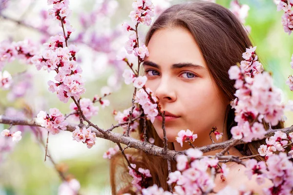 咲くさくらガーデンの花の臭いがする女 ストック写真 C Juice Team