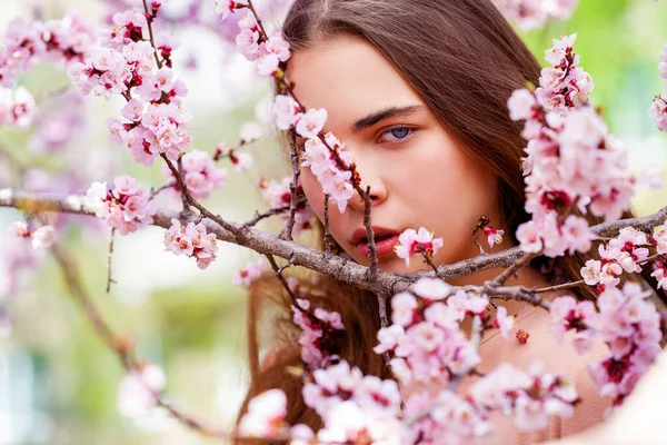 Menina Bonita Adolescente Estão Posando Jardim Perto Árvore Cereja Flor — Fotografia de Stock