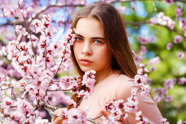 Belleza Adolescente Posando Cerca Cerezo Flor Con Flores Color Rosa —  Fotos de Stock
