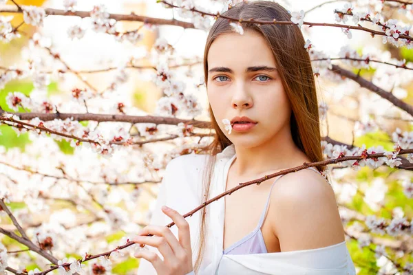 Mooie Tiener Meisje Poseren Tuin Buurt Van Bloesem Kersenboom Met — Stockfoto