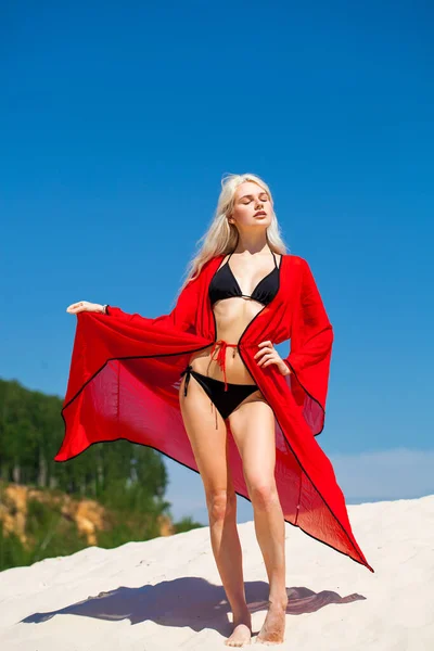 Helkroppsporträtt Ung Vacker Blond Flicka Svart Bikini Och Röd Tunika — Stockfoto