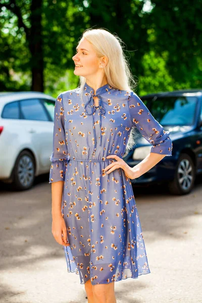 Porträt Einer Jungen Schönen Blonden Mädchen Blauen Blumen Kleid Fuß — Stockfoto