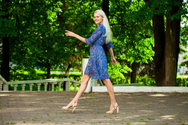 Portret Młodej Pięknej Blondynki Niebieskich Kwiatach Sukienka Spaceru Parku Letnim — Zdjęcie stockowe