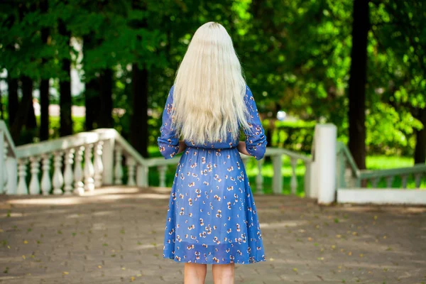 Портрет Молодої Красивої Блондинки Блакитній Сукні Йде Літньому Парку — стокове фото