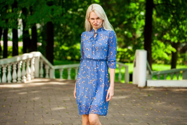 Porträtt Ung Vacker Blond Flicka Blå Blommor Klänning Promenader Sommarparken — Stockfoto