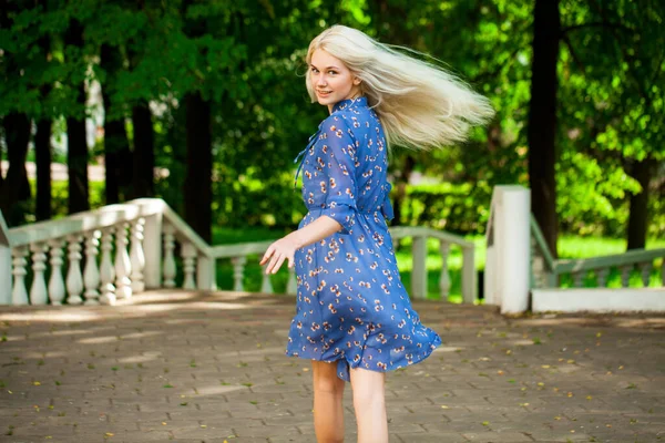 Portrait Une Jeune Belle Fille Blonde Robe Fleurs Bleues Marchant — Photo