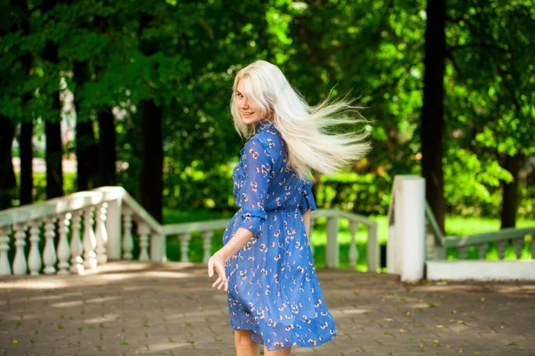 Retrato Uma Jovem Linda Menina Loira Flores Azuis Vestido Andando — Fotografia de Stock