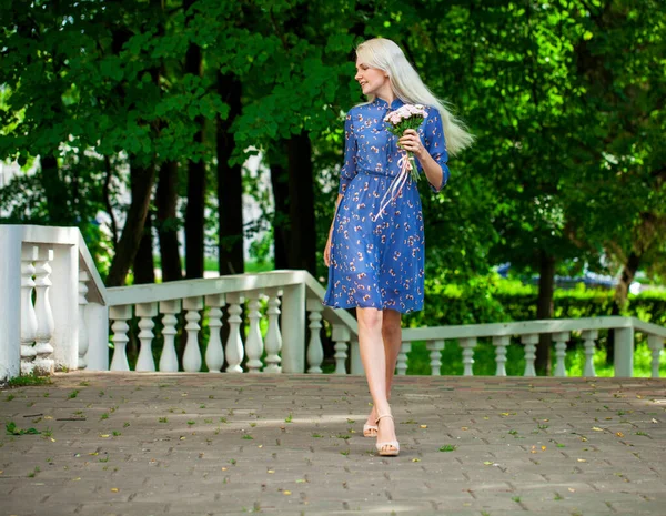 Портрет Молодой Красивой Блондинки Голубых Цветах Платье Прогулки Летнем Парке — стоковое фото