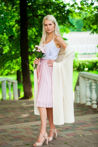 Портрет Молодой Блондинки Букетом Розовых Цветов Летнем Парке — стоковое фото