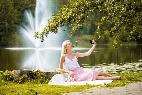 Retrato Completo Uma Jovem Mulher Descansando Perto Uma Lagoa Parque — Fotografia de Stock
