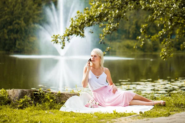 Retrato Completo Uma Jovem Mulher Descansando Perto Uma Lagoa Parque — Fotografia de Stock