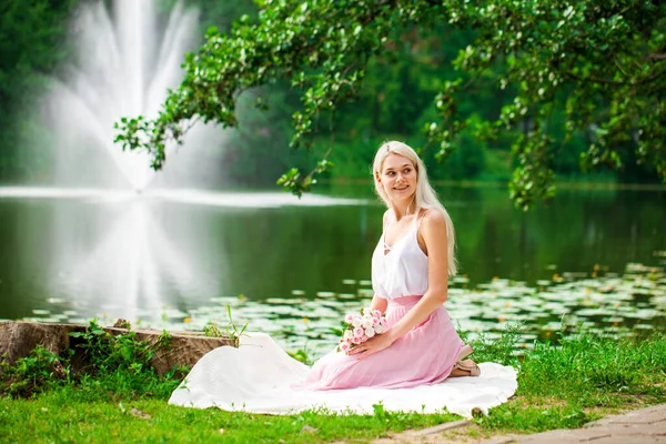 Bir Yaz Parkında Gölün Kenarında Dinlenen Genç Bir Kadının Tam — Stok fotoğraf