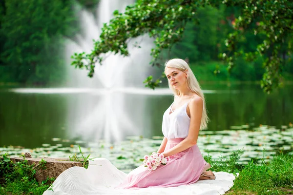 Retrato Completo Uma Jovem Mulher Descansando Perto Uma Lagoa Parque — Fotografia de Stock