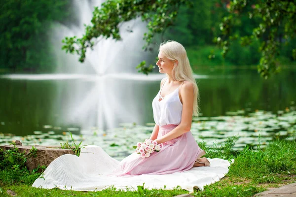 夏园池塘边躺着的一位年轻女子的全长画像 — 图库照片
