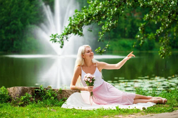 Full Length Portrait Young Woman Resting Pond Summer Park — Stock Photo, Image