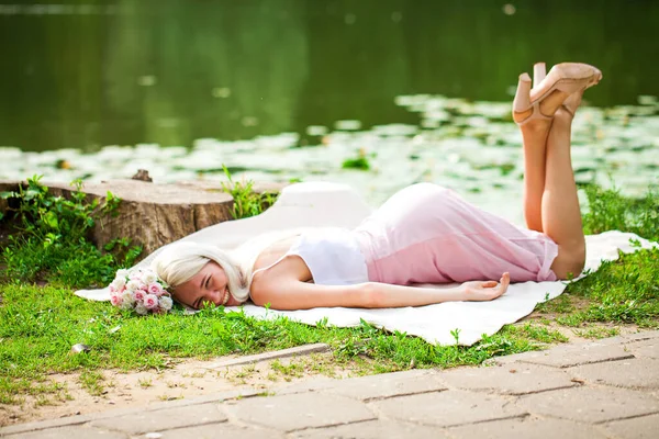 Pełnowymiarowy Portret Młodej Kobiety Odpoczywającej Przy Stawie Letnim Parku — Zdjęcie stockowe