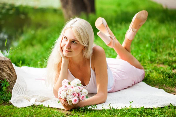 Full Length Portret Van Een Jonge Vrouw Rusten Buurt Van — Stockfoto