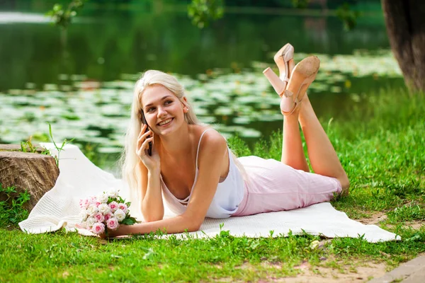 Retrato Completo Uma Jovem Mulher Descansando Perto Uma Lagoa Parque — Fotografia de Stock