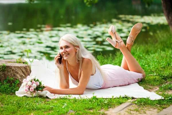 Ett Långt Porträtt Ung Kvinna Som Vilar Nära Damm Sommarpark — Stockfoto