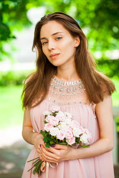 Close Portret Van Een Jonge Brunette Vrouw Roze Jurk — Stockfoto