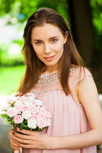 Close Retrato Uma Jovem Menina Alegre Vestido Rosa Rua Verão — Fotografia de Stock