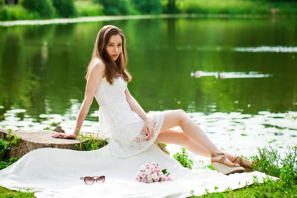 Jovem Morena Estava Sentada Piquenique Perto Lago Parque Verão Livre — Fotografia de Stock