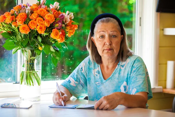 Ältere Frau Sitzt Auf Der Veranda — Stockfoto