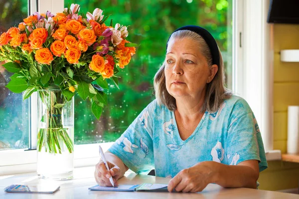 Ältere Frau Sitzt Auf Der Veranda — Stockfoto