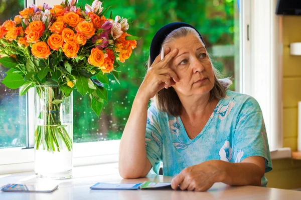 Ältere Frau Sitzt Auf Der Veranda — Stockfoto