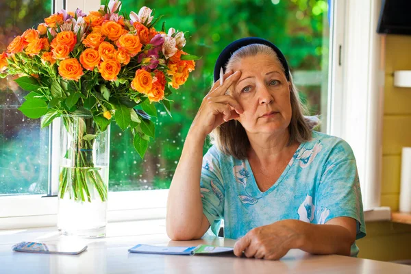 Oudere Vrouw Zittend Veranda — Stockfoto