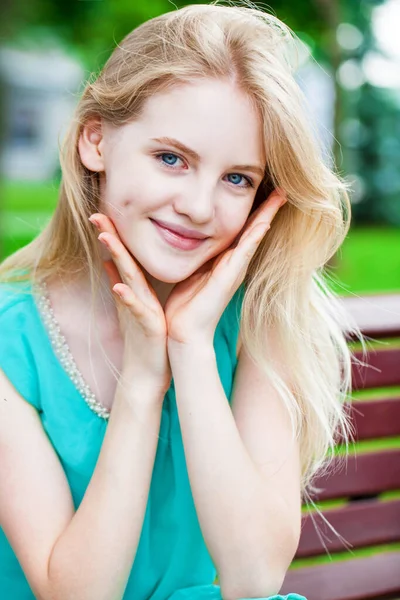 Chica Adolescente Bonita Vestido Color Turquesa Parque Verano Aire Libre —  Fotos de Stock