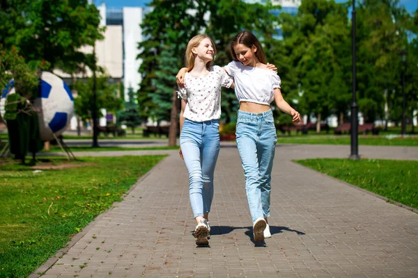 Två Roliga Flickvänner Tonåringar Går Sommarparken — Stockfoto