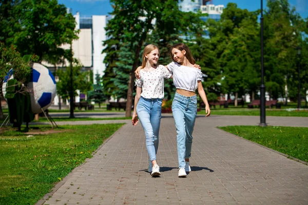 Duas Namoradas Engraçadas Adolescentes Estão Andando Parque Verão — Fotografia de Stock