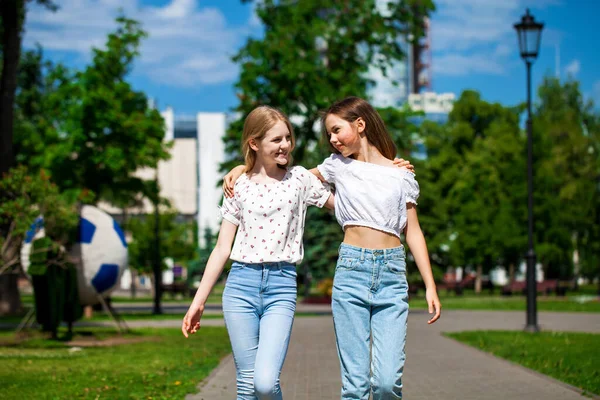 Två Roliga Flickvänner Tonåringar Går Sommarparken — Stockfoto