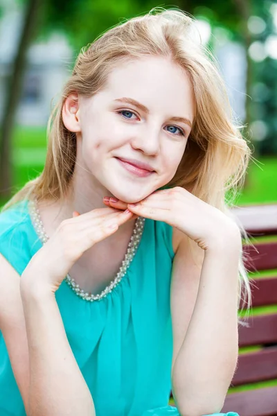 Chica Adolescente Bonita Vestido Color Turquesa Parque Verano Aire Libre —  Fotos de Stock